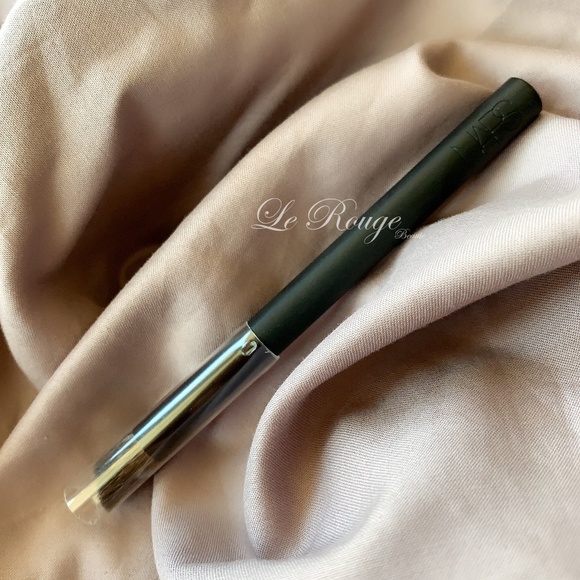 Nars travel size mini 43 eyeshadow brush - Picture 2 of 5